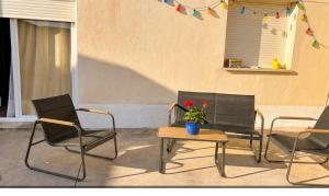 three chairs and a table with a potted plant on it at Casa Damián in Ribaforada