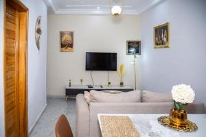 a living room with a couch and a tv at BRUNCH RESIDENCE BoUAKE in Kodia Kofikro