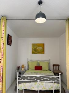 a bedroom with a bed in a room at Vaudes chambre in Vaudes