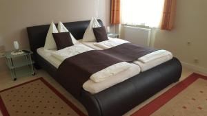 A bed or beds in a room at Privatpension Lang