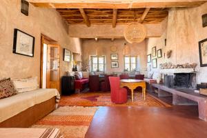 a living room with a couch and a table at Maison d'Hôtes Irocha in Tisseldeï