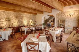 A restaurant or other place to eat at B&B Puccini