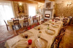 A restaurant or other place to eat at B&B Puccini
