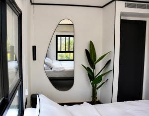 a bedroom with a mirror and a bed at בוטיק אשתאול - 4 סוויטות מפנקות עם ג'קוזי פרטי ו2 בריכות במתחם in Eshtaol