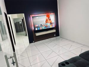 a television in a corner of a room at Recanto JF in Pirapora