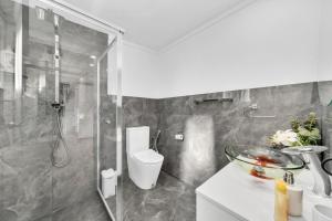 a bathroom with a shower and a toilet and a sink at 11 Guests 6BR, Granny Flat, 3 Kitchens, Hiking in Dernancourt +22 photos