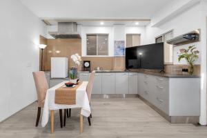 a kitchen with a table and chairs in a room at 11 Guests 6BR, Granny Flat, 3 Kitchens, Hiking in Dernancourt