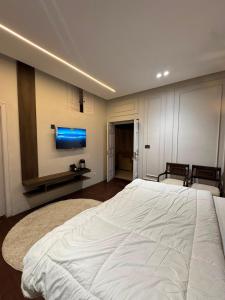 a bedroom with a large white bed in a room at Velenburg Retreat in Upper Topa +3 photos