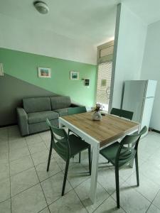 a table and chairs in a living room with a couch at Il Codibugnolo-casa vacanze Arezzo in Arezzo