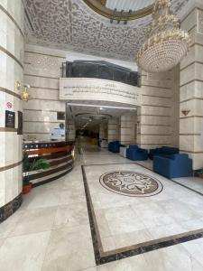 a lobby of a building with a chandelier at فندق بلورة البشاير in An Naqāʼ