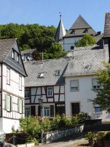 eine Gruppe von weißen und roten Häusern und Bäumen in der Unterkunft vakantiehuis Hunsrück in Leisel