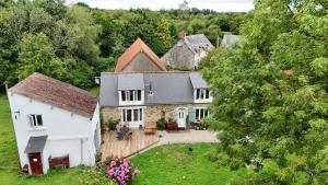 an aerial view of a house with a yard at Le gîte des Allains in Sainte-Suzanne-en-Bauptois