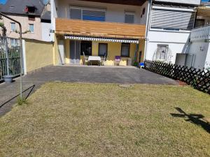 a backyard of a house with a fence at Tinas Ferienwohnung in Kröv