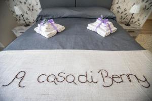 Una cama con un cartel de banco y zapatos. en A Casa di Benny, en Roma