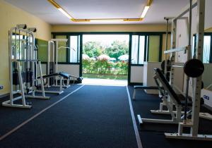 um ginásio com equipamento cardiovascular e uma grande janela em Camping Parco Capraro em Lido di Jesolo