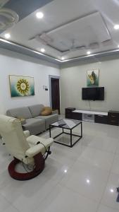 a living room with a couch and a tv at Villa de 2 chambres in Porto-Novo