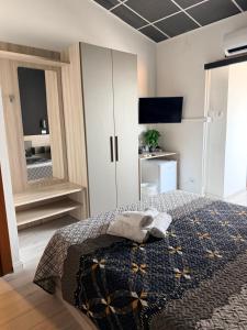 a bedroom with a bed with two towels on it at B&B Valhalla in Paola