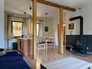 a living room with a kitchen and a table with a stove at Apartmán Niky u Klínovce in Jáchymov