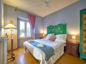 a bedroom with a large bed with a green headboard at Agriturismo Campoletizia in Miglianico