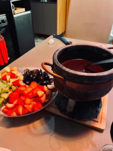 a pot sitting on a table next to a plate of vegetables at Hidromassagem cromoterapia ar condicionado lareira in Imbé +1 photo