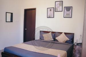 a bedroom with a bed with blue sheets and pillows at Breezy Classy Villa Mahabalipuram in Kelambākkam +23 photos