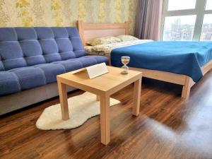 a living room with a couch and a table at Панорамний Краєвид на Озеро Позняки Жк Лебединий in Kyiv