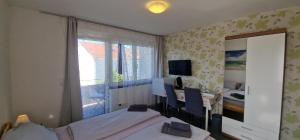 a small bedroom with a bed and a window at Ferienunterkunft Bella Italia in Friedrichshafen