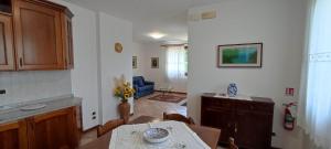 a kitchen and dining room with a table and chairs at RAMERAHouse in Mareno di Piave