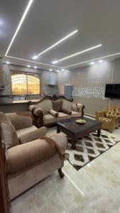 ein Wohnzimmer mit Sofas und einem Couchtisch in der Unterkunft Jerash Villa For Rental in Gerasa