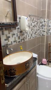 ein Badezimmer mit Waschbecken und Toilette in der Unterkunft Jerash Villa For Rental in Gerasa + 9 Fotos