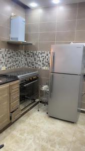 eine Küche mit Kühlschrank und Herd in der Unterkunft Jerash Villa For Rental in Gerasa