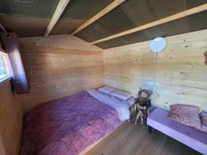 an overhead view of a bed in a wooden room at Ardennen Karreke in Durbuy
