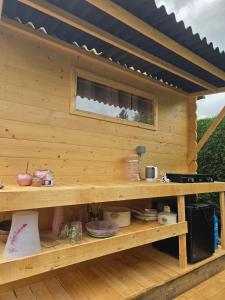 a wooden cabin with a counter with a window at Ardennen Karreke in Durbuy +2 photos