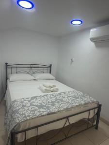 ein Schlafzimmer mit einem Bett, auf dem zwei Schuhe stehen in der Unterkunft Tolos Budget Rooms Loggos in Longós