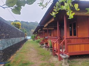 a house with a pathway next to a building at Zena Cottage in Ende