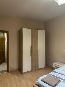 a bedroom with a large wardrobe and a bed at Kosvegas apartment 10 in Kosovo Polje
