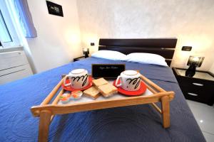 a bedroom with a bed with a tray of food on it at La Casa nel Borgo, a 20 minuti da Roma, relax e comfort con tutte le dotazioni, WiFi free in Monterotondo