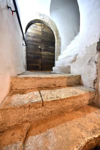an entrance to a building with a wooden door at La Casa nel Borgo, a 20 minuti da Roma, relax e comfort con tutte le dotazioni, WiFi free in Monterotondo