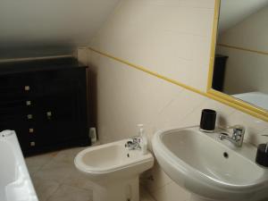 リスボンにあるBelen Center Riverviewのバスルーム(洗面台、トイレ、鏡付)