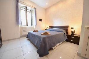 a bedroom with a bed with a blanket and a window at La Casa nel Borgo, a 20 minuti da Roma, relax e comfort con tutte le dotazioni, WiFi free in Monterotondo
