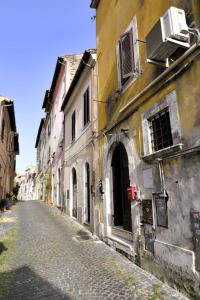 an empty street in an alley with buildings at La Casa nel Borgo, a 20 minuti da Roma, relax e comfort con tutte le dotazioni, WiFi free in Monterotondo