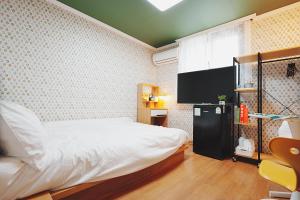 a bedroom with a white bed in a room at Incheon 레토하우스 in Incheon