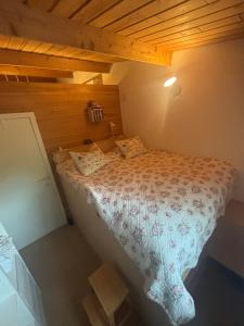 a bedroom with a bed in a room at Forest Lounge in Petit Mesnil