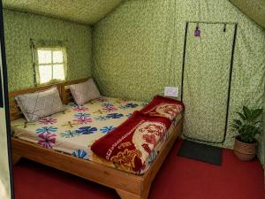 a bedroom with a bed in a room at Echoes in the Hills in Mukteshwar