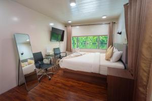 a bedroom with a bed and a desk and a window at แพในฝัน รีสอร์ท in Ban Tha Thong Mon +111 photos