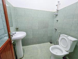 a bathroom with a toilet and a sink at Jayaru Guest House in Polonnaruwa +41 photos