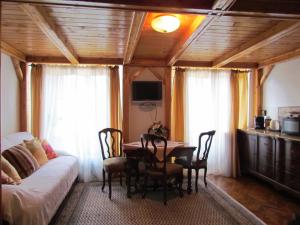 ein Wohnzimmer mit einem Tisch und einem Sofa in der Unterkunft Casa Generalului in Sibiu