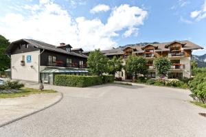 an empty driveway in front of a building at Flackl - Wirt in Reichenau