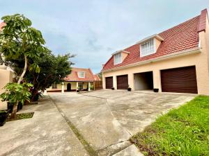 an empty driveway in front of a house at Cottage on 10th in Gqeberha