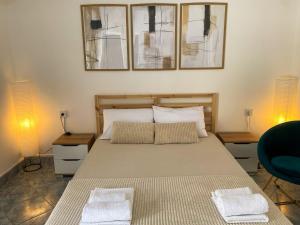 a bedroom with a bed with two lamps and two chairs at Open Sky Verige Studio in Donja Jošica